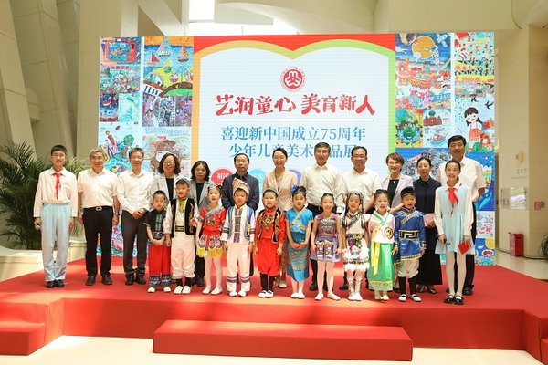 Spring Bud Girls' Paintings Exhibited at China National Museum of Women and Children