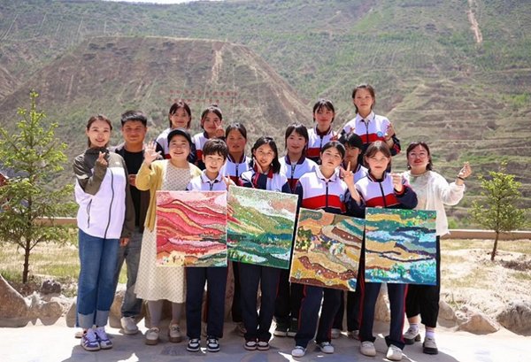 Spring Bud Girls' Paintings Exhibited at China National Museum of Women and Children