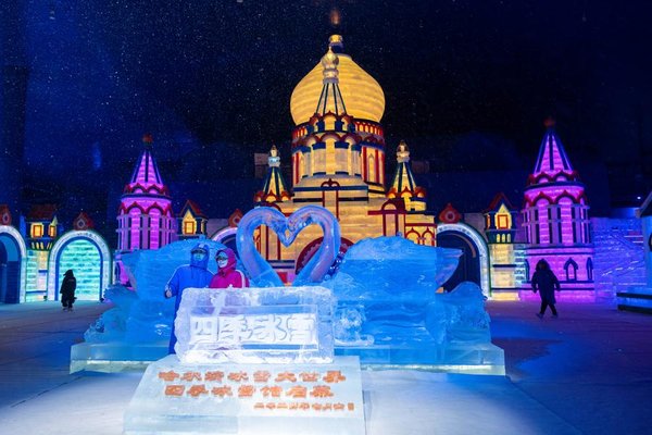 GLOBALink | World's Largest Indoor Ice, Snow Theme Park Opens in China's 'Ice City'