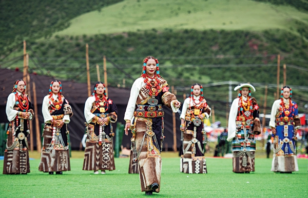 Splendid Costumes, Adornments Embody Tibetans' Cultural Features