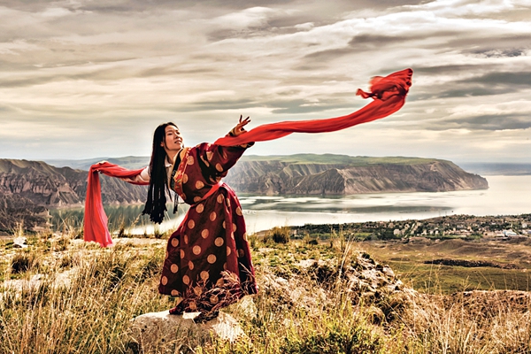 Splendid Costumes, Adornments Embody Tibetans' Cultural Features