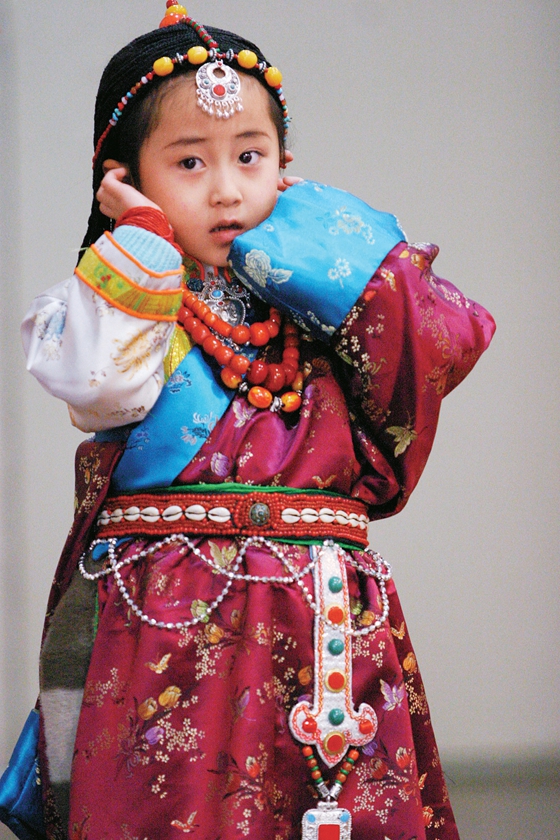 Splendid Costumes, Adornments Embody Tibetans' Cultural Features