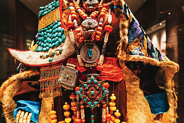 Splendid Costumes, Adornments Embody Tibetans' Cultural Features