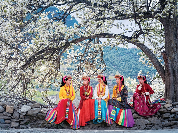 Splendid Costumes, Adornments Embody Tibetans' Cultural Features