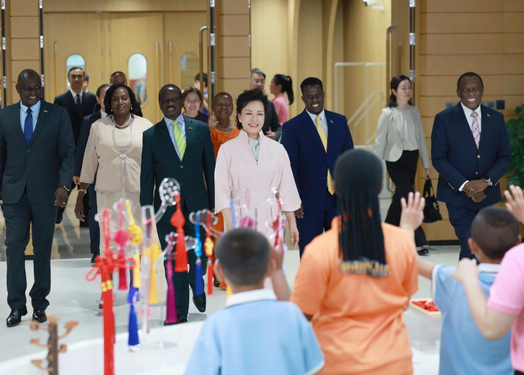 Peng Liyuan Attends Summer Camp for Chinese, African Children in Beijing