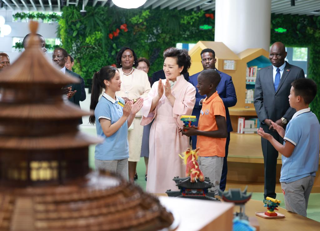 Peng Liyuan Attends Summer Camp for Chinese, African Children in Beijing