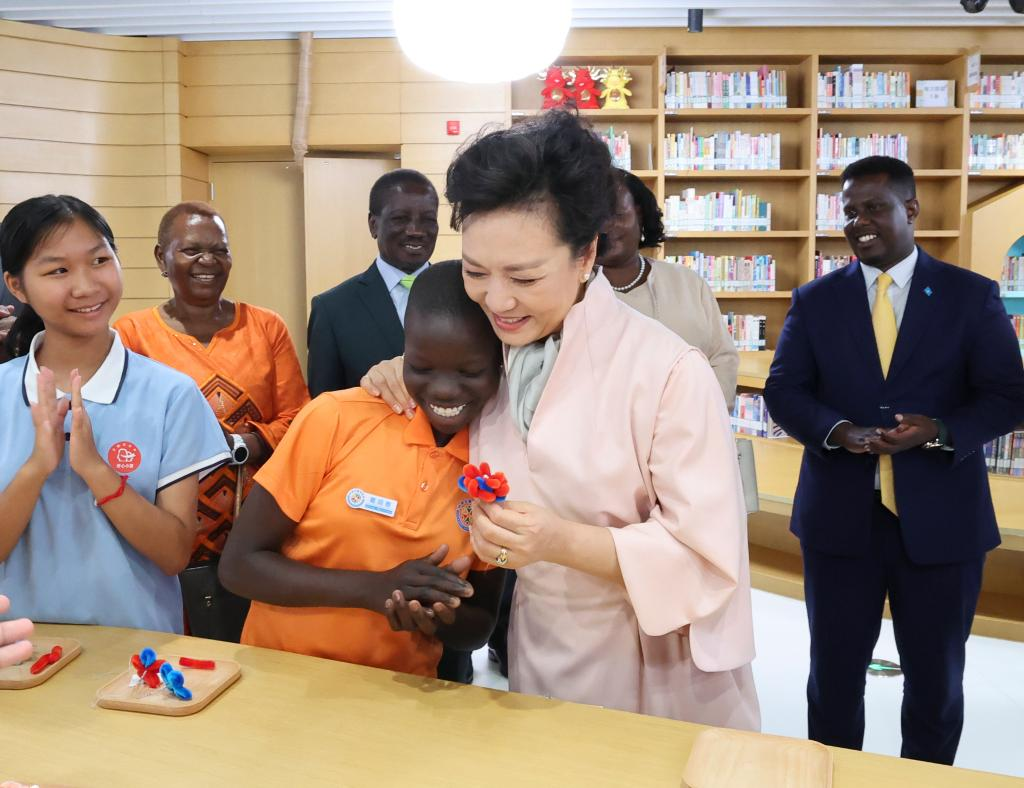 Peng Liyuan Attends Summer Camp for Chinese, African Children in Beijing