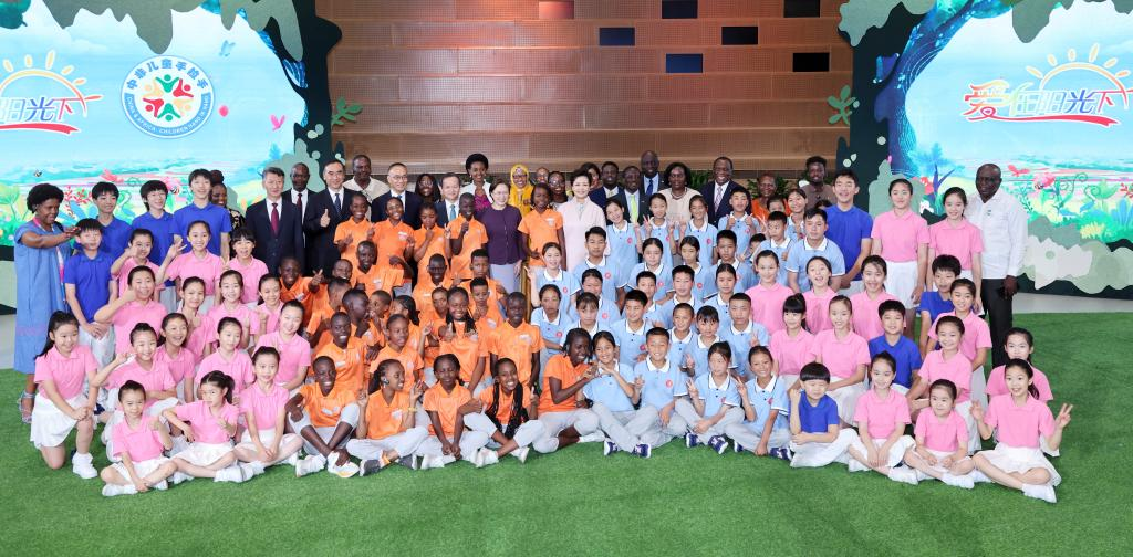 Peng Liyuan Attends Summer Camp for Chinese, African Children in Beijing