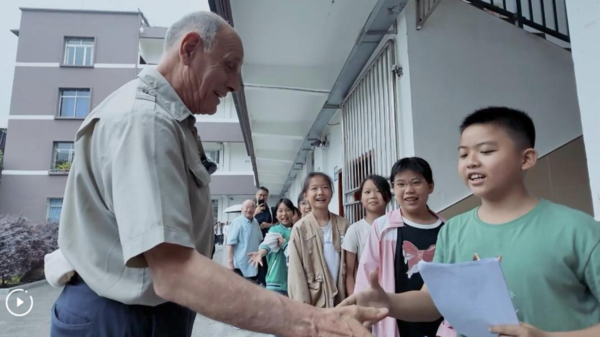 GLOBALink | British-Canadian Man Rediscovers Mom's Enduring Bond with Chongqing's Countryside