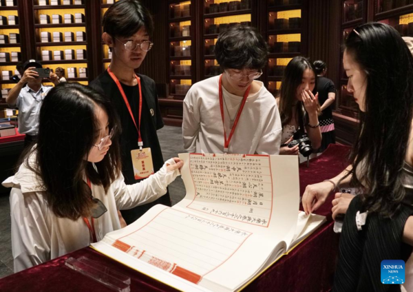 Participants of Cross-Strait Journalism Camp Visit CNAPC in Beijing