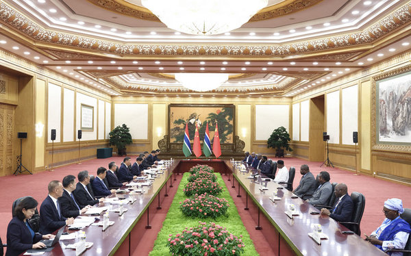 (FOCAC) Xi Meets Gambian President