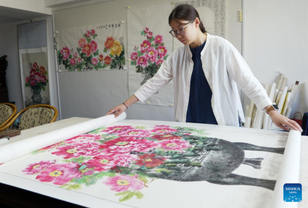 Inheritor of Jinshi Bogu Painting in Luoyang, C China