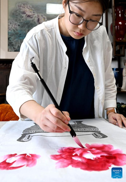 Inheritor of Jinshi Bogu Painting in Luoyang, C China