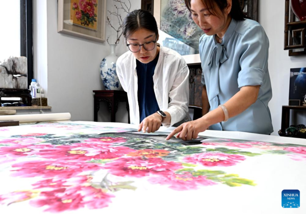 Inheritor of Jinshi Bogu Painting in Luoyang, C China