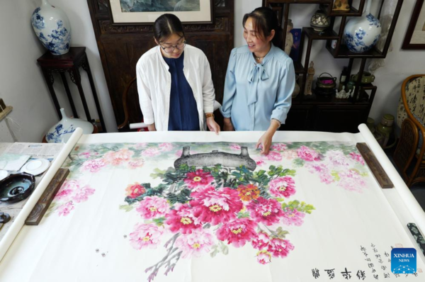 Inheritor of Jinshi Bogu Painting in Luoyang, C China