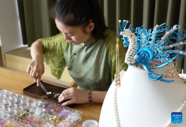 Pic Story of Inheritor of Bead Weaving Skills in China's Henan