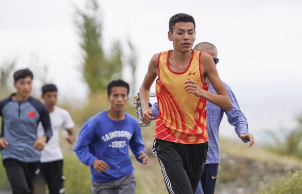 Xinjiang Teenagers Challenge Disability Stereotypes to Race Toward Bright Futures