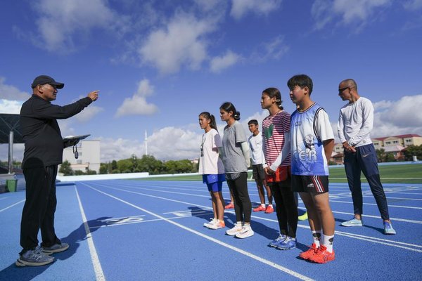 Xinjiang Teenagers Challenge Disability Stereotypes to Race Toward Bright Futures