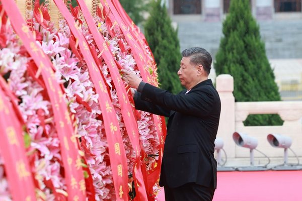 Xi Pays Tribute to Fallen Heroes on Martyrs' Day