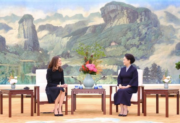 Peng Liyuan Chats Over Tea with Wife of Finnish President