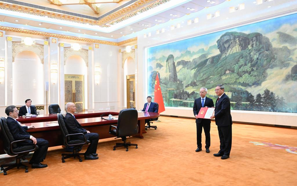 Xi Meets Macao's Incoming Chief Executive Sam Hou Fai