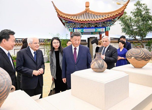 Chinese, Italian Presidents Meet Representatives from Cultural Conference, University Dialogue