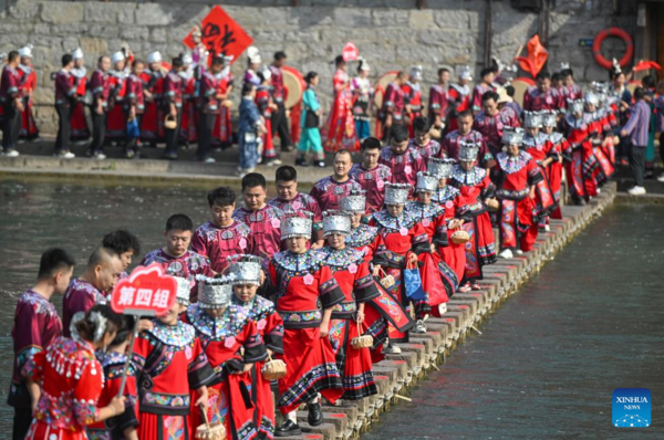 Mass Wedding Ceremony Held at Fenghuang Ancient Town in Hunan