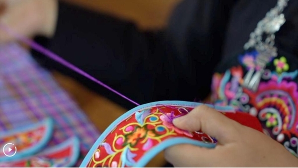 Inheritor of Ethnic Embroidery Craft Promotes Ethnic Costumes, Embroidery Culture