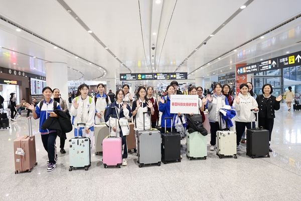 Spring Bud Girls Attend Sci-Tech Literacy Study Tour in Beijing