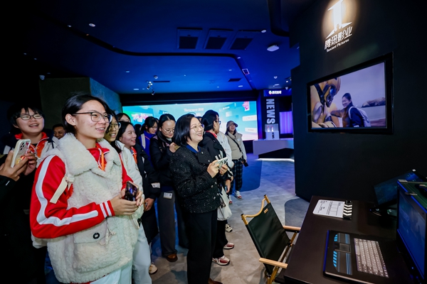 Spring Bud Girls Attend Sci-Tech Literacy Study Tour in Beijing