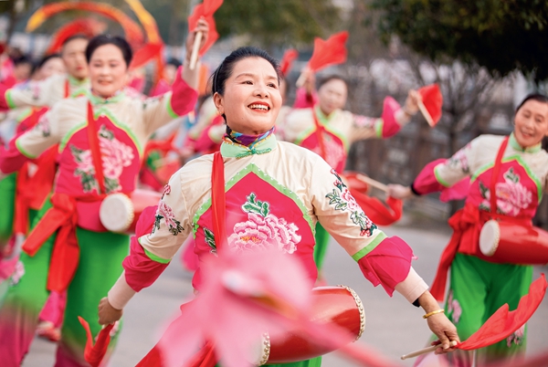 Joyful Yangko Dance Delivers Happiness, Creates Festive Atmosphere