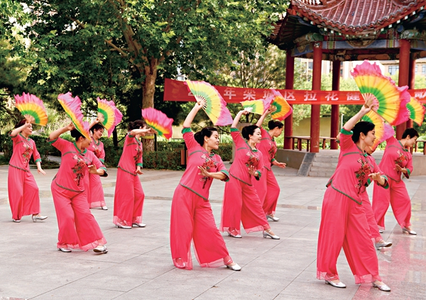 Joyful Yangko Dance Delivers Happiness, Creates Festive Atmosphere