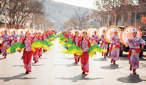 Joyful Yangko Dance Delivers Happiness, Creates Festive Atmosphere