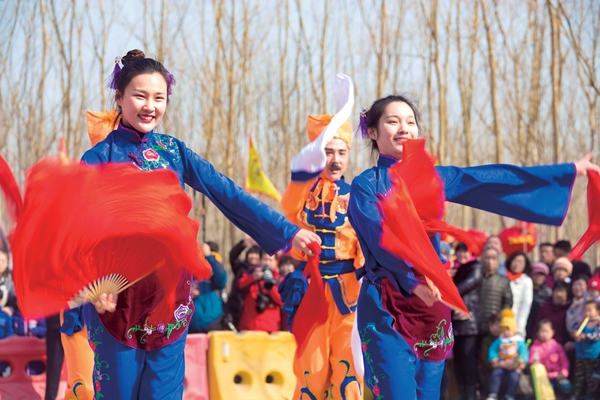 Joyful Yangko Dance Delivers Happiness, Creates Festive Atmosphere