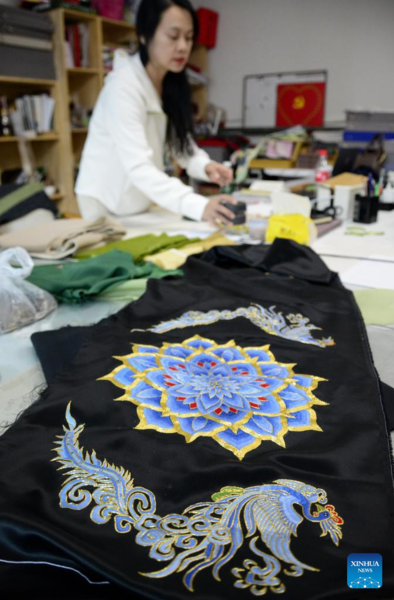 Inheritor of Beijing Embroidery