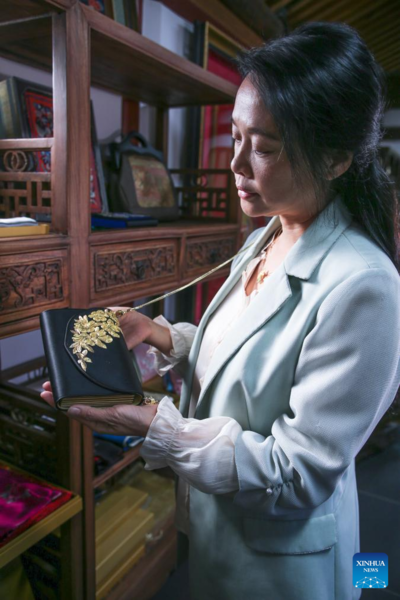 Inheritor of Beijing Embroidery