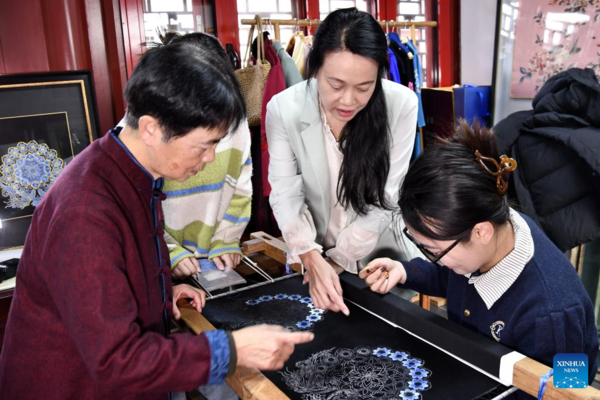 Inheritor of Beijing Embroidery