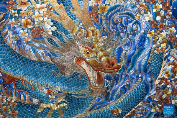 Inheritor of Beijing Embroidery