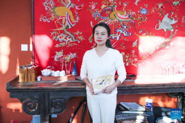 Inheritor of Beijing Embroidery