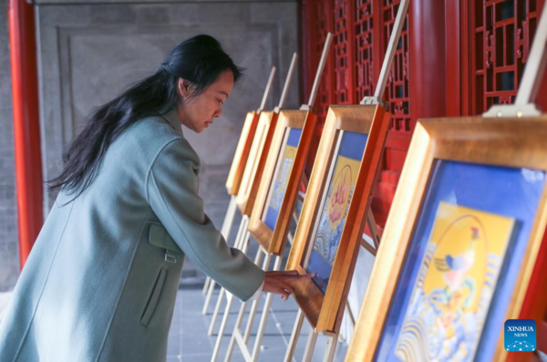 Inheritor of Beijing Embroidery