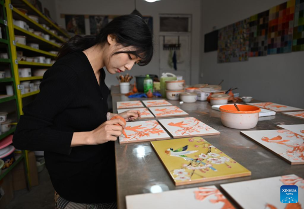 Inheritor of Tri-Colored Glazed Pottery Printmaking Infuses Creation into Tradition