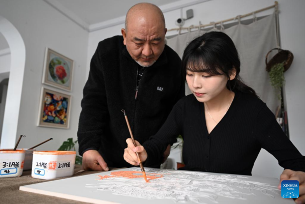 Inheritor of Tri-Colored Glazed Pottery Printmaking Infuses Creation into Tradition