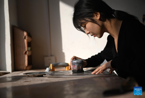 Inheritor of Tri-Colored Glazed Pottery Printmaking Infuses Creation into Tradition