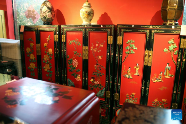 Inheritor of Gold Lacquer Inlay Art