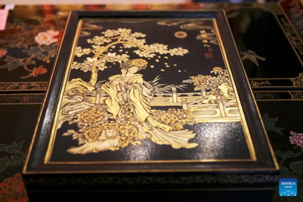 Inheritor of Gold Lacquer Inlay Art