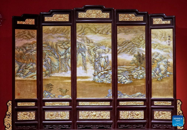 Inheritor of Gold Lacquer Inlay Art