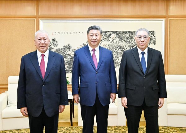 President Xi Meets Former Chief Executives of Macao SAR