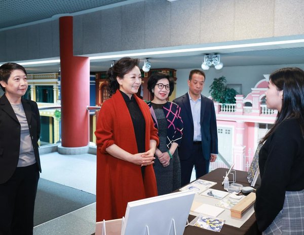 Peng Liyuan Visits Macao Museum