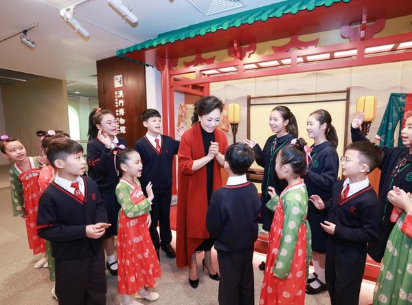 Peng Liyuan Visits Macao Museum