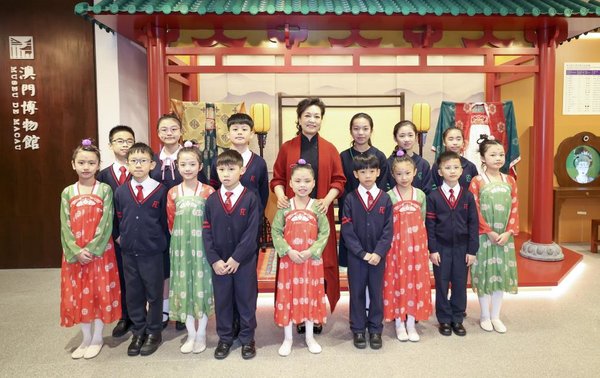 Peng Liyuan Visits Macao Museum